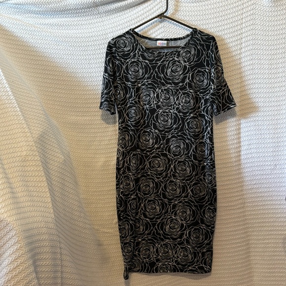 LuLaRoe Dresses & Skirts - LulaRoe size medium women’s soft pullover dress excellent condition